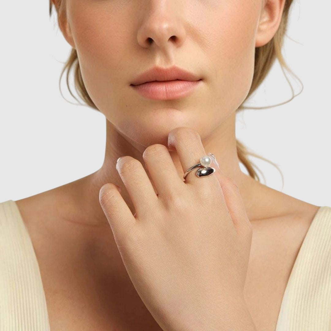 LIRA PEARL ADJUSTABLE RING